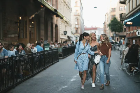 Gångare på Tredje Långgatan, en av Göteborgs mest populära matgator.