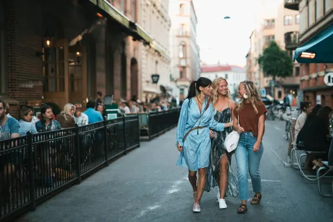 Gångare på Tredje Långgatan, en av Göteborgs mest populära matgator.